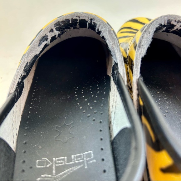 Dansko Yellow Black Zebra Tiger Striped Professional Stapled Clogs 36 5.5 6 FLAW - Picture 7 of 13